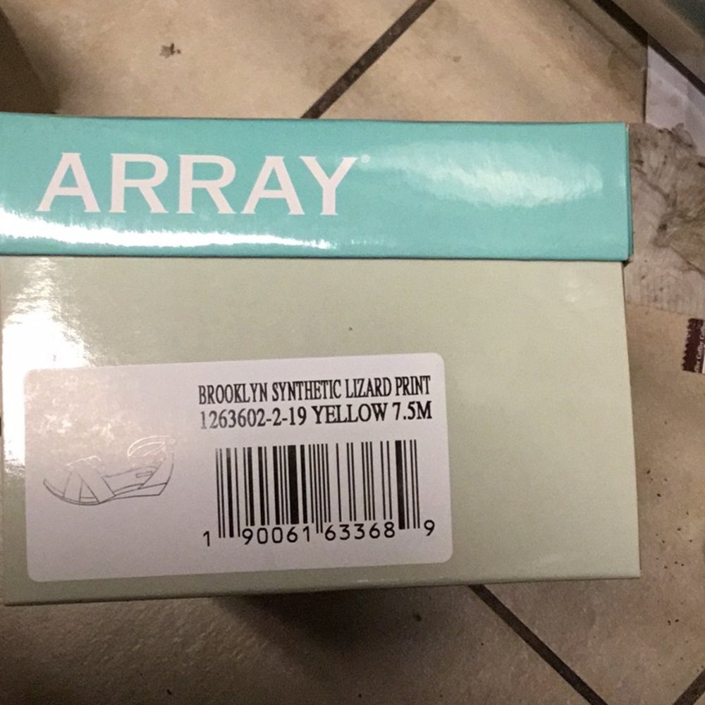 New man made upper Array brand 1.5” closed back sandals. Never worn